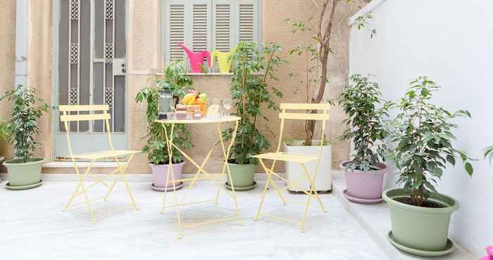 อื่นๆ Grandma's Chic & Bright Athenian Home with a Patio