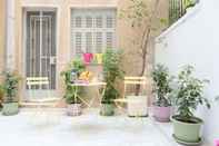 อื่นๆ Grandma's Chic & Bright Athenian Home with a Patio