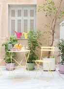 ภาพหลัก Grandma's Chic & Bright Athenian Home with a Patio