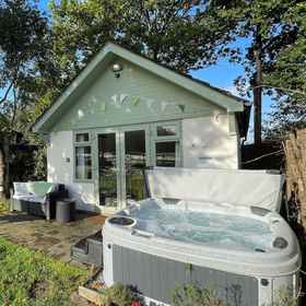 Primary image 1 Pheasant Lodge, East Dorset District Hotels