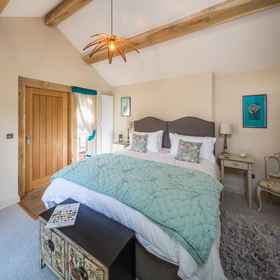 Primary image 1 The Room in the Garden, Seagry Hotels