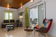 Lainnya Thano's Stylish Flat, Just 150m To The Beach