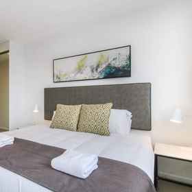 Room 1 Luxurious 2 Bedroom Brand New Apartment With Amazing Hinterland Views, Coomera Hotels
