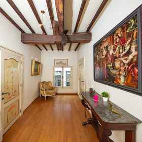 Primary image1Unique Apartment In Historic Mansion,彼得·保罗·鲁本斯雕像飯店