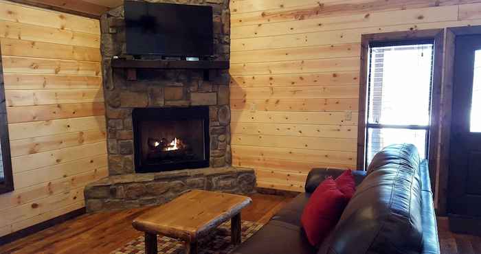 Others Ace in the Hole Cabin in the Wood With Hot Tub and Fireplace by Redawning