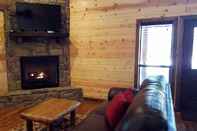 Others Ace in the Hole Cabin in the Wood With Hot Tub and Fireplace by Redawning