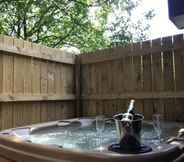 Others 6 Shrew Lodge Hot Tub