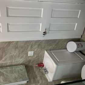 Bathroom 1 Brooklyn Cozy House, The Owl's Head Hotels