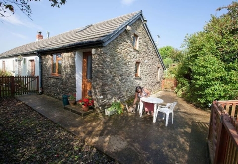 Lainnya Inviting 2-bed Cottage in Newcastle Emlyn