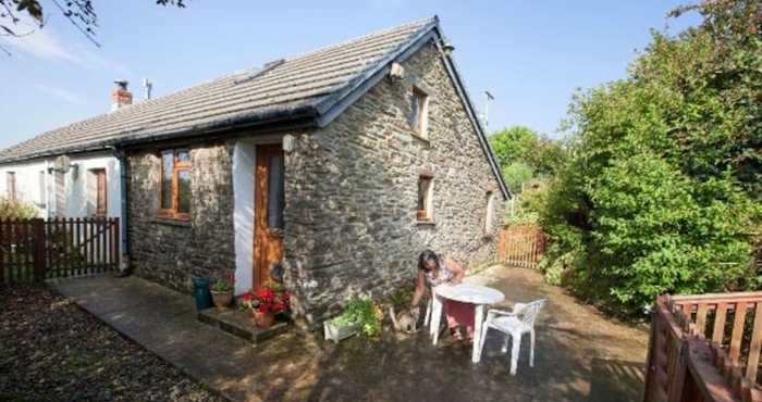 Lainnya Inviting 2-bed Cottage in Newcastle Emlyn