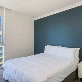 Room 1 Spacious 3 Bedroom Apartment on the 39th Floor With Pool, Lower Beechmont Hotels