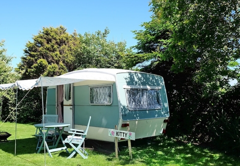 Others Kitty Unique 60s Caravan set in Pretty Garden