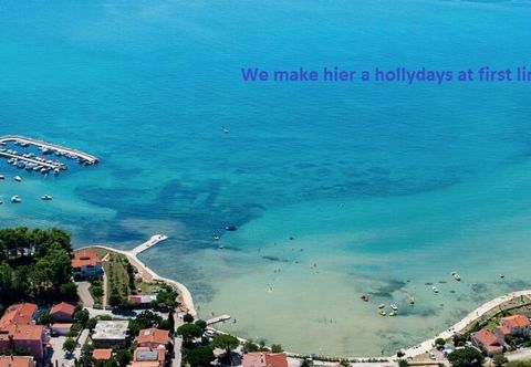 อื่นๆ Elegant Holiday Home in Privlakaw With Garden