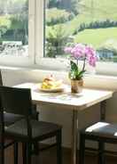 Tempat makan Apartment With Terrace in Kaprun, Salzburg