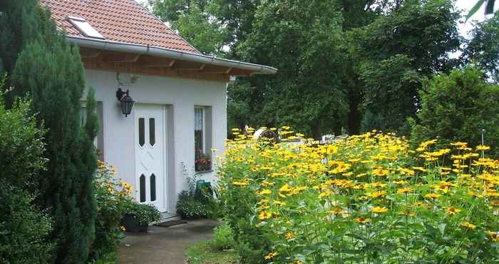 Lainnya Spacious Holiday Home in Sommerfeld near Lake