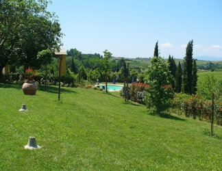 Lainnya 2 Holiday Home in Vinci With Swimming Pool,garden,bbq, Heating