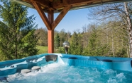 Others 7 Adorable Home With Pool & Hot Tub Surrounded by Beautiful Nature