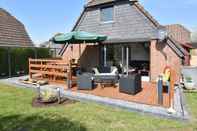 Lainnya Snug Holiday Home in Herkingen with Hot Tub in Garden