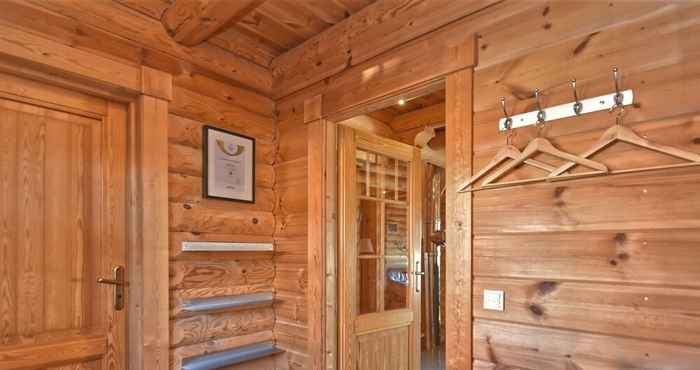 Lain-lain Comfortable Wooden Holiday Home With hot Tub, Sauna, Terrace and Private Garden