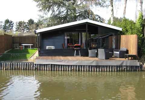 Others Modern Chalet in a Small Park, Located Right Along a Fishing Pond