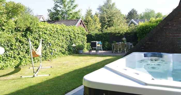 Lainnya Cozy Holiday Home with Hot Tub in Lauwersoog by Lake