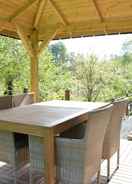 Balkoni Alluring Chalet in Gesves With Roof Terrace, Garden, BBQ