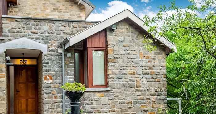 อื่นๆ A Small Studio of a Nature Stone House