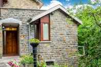 อื่นๆ A Small Studio of a Nature Stone House