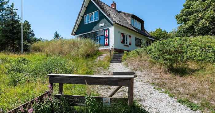 Lainnya Beautiful Dune Villa With Thatched Roof on Ameland, 800 Meters From the Beach