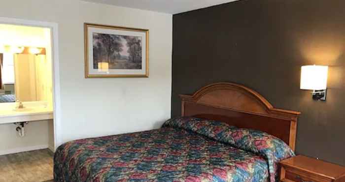 Khác Country Club Inn & Suites