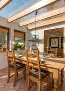 Tempat makan Charming Holiday Home in Eichenborn With Terrace