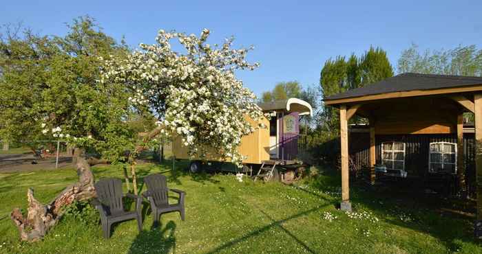 Khác Holiday Home in Bergen op Zoom With Garden