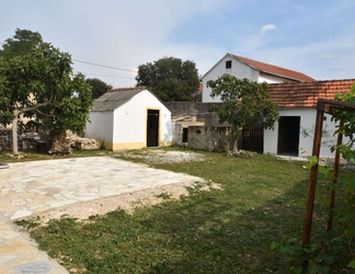 Others 2 This Pleasant Holiday Home is an Ideal Starting Point to Explore Dalmatia