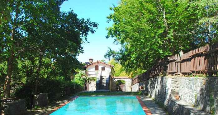 Lainnya Holiday Home With Garden and Shared Pool