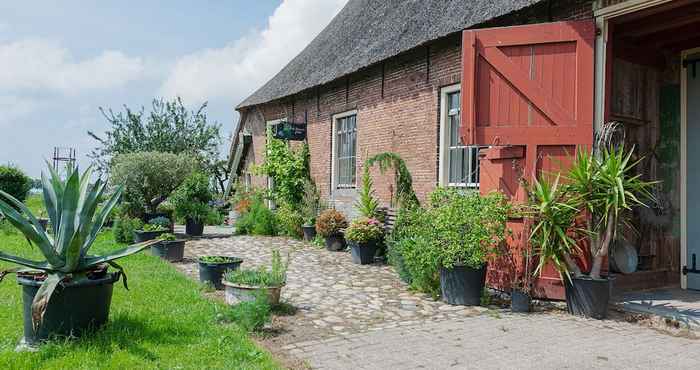 Khác Characteristic Headlong Hull Farm With Thatched Cover