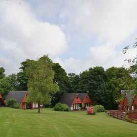 Primary image 1 ชาเลต์-พักได้ 6 คน-จอดรถฟรี-สวน-สระว่ายน้ำ, โรงแรม & ที่พัก ทอนบริดจ์แอนด์มอลลิงดิสตริกต์