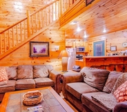 Others 6 Ridgeview Retreat Seclude Cabin Includes Wifi, Cable, and Charcoal Grill by Redawning