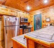 Others 4 Ridgeview Retreat Seclude Cabin Includes Wifi, Cable, and Charcoal Grill by Redawning