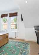 Room Traditional Chelsea Maisonette With 2 Bedrooms and Wonderful Views of the River