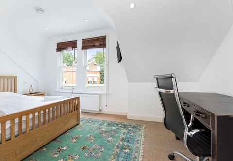 Lain-lain Traditional Chelsea Maisonette With 2 Bedrooms and Wonderful Views of the River