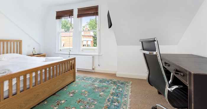 Others Traditional Chelsea Maisonette With 2 Bedrooms and Wonderful Views of the River