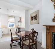 Lain-lain 4 Traditional Chelsea Maisonette With 2 Bedrooms and Wonderful Views of the River