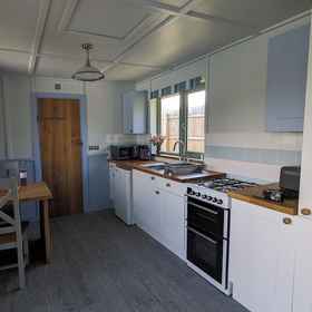 Room 1 Lynstone Lakes, Deviock Hotels