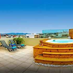 Primary image 1 พระอาทิตย์ตกลงทะเลหรู พร้อมบ่อน้ำพุร้อน, โรงแรม & ที่พัก Manos Hatzidakis Theatre