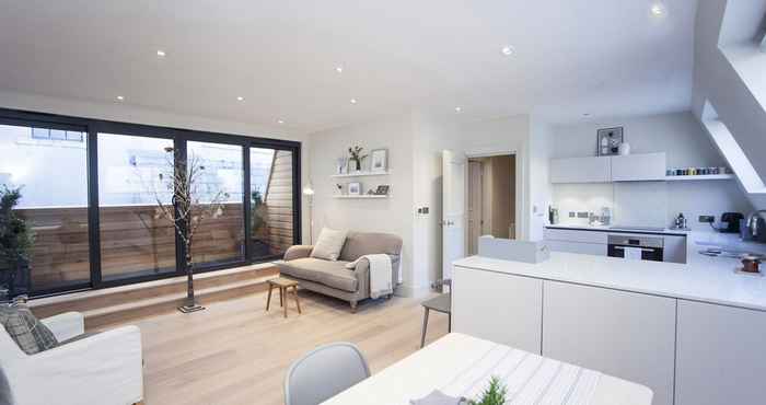 Lainnya Stylish Wood Street Apartment