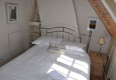 Others 3 Stunning Driftwood Cottage at Holme-next-the-sea