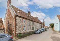 Others 2 Stunning Driftwood Cottage at Holme-next-the-sea