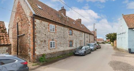 Others 2 Stunning Driftwood Cottage at Holme-next-the-sea