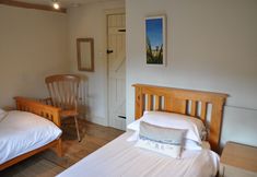 Others 4 Stunning Driftwood Cottage at Holme-next-the-sea