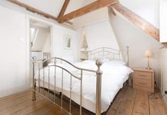 Others 7 Stunning Driftwood Cottage at Holme-next-the-sea